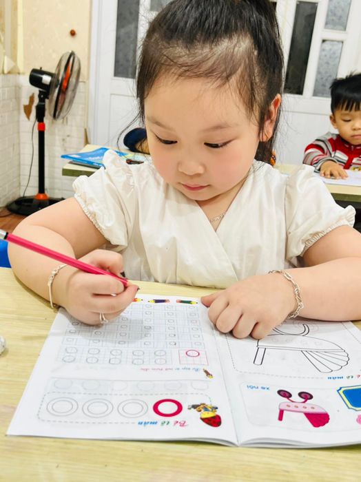Hình ảnh học viên thực hành tại Luyện Chữ Đẹp Trần Thủy