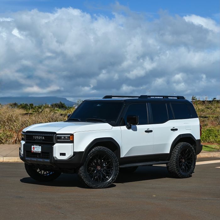 white-and-black-lifted-toyota-land-cruiser-looks-like-an-off-road-stormtrooper-on-22s_7.jpg