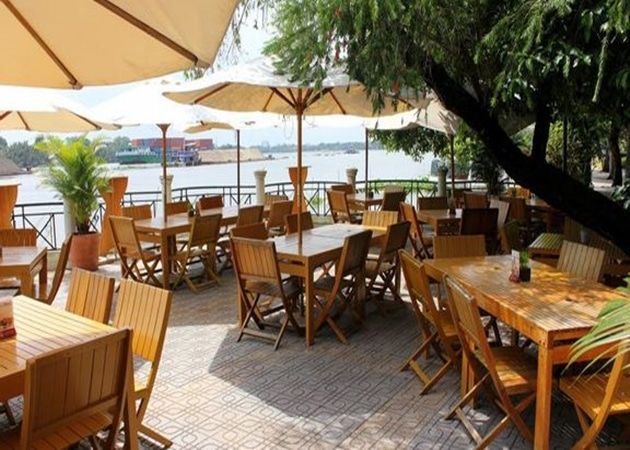 Dù nằm xa trung tâm thành phố, Boat House ở quận 2 vẫn ghi điểm mạnh mẽ với những nét riêng biệt và đặc trưng, thu hút đông đảo thực khách tìm đến mỗi ngày.