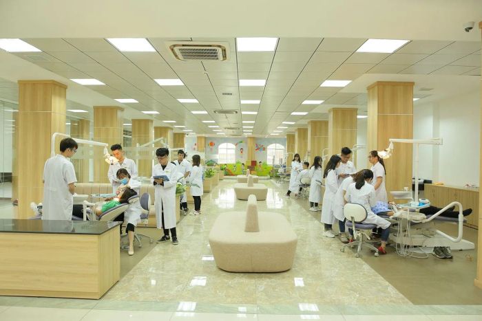 Hình ảnh giảng đường hiện đại tại Đại học Kinh doanh và Công nghệ