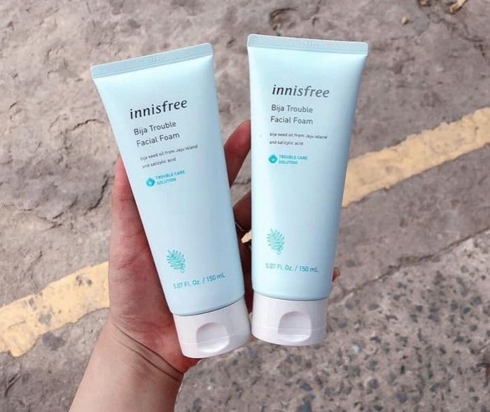 Hình ảnh chi tiết bao bì Innisfree Bija Trouble Facial Foam - Dạng tuýp 150ml tiện dụng
