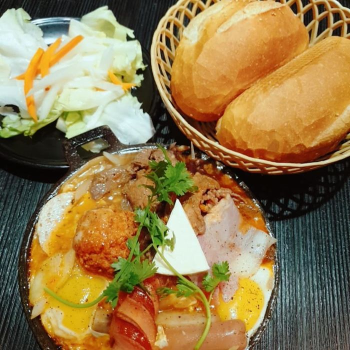 Hình ảnh bánh mì chảo thịnh soạn tại quán Cô 3 Hậu
