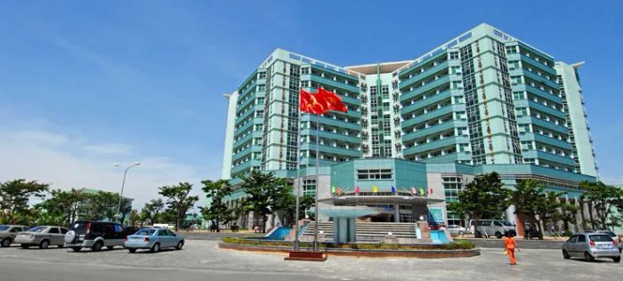 Hình ảnh khuôn viên xanh mát của Bệnh viện Phụ Sản - Nhi Đà Nẵng