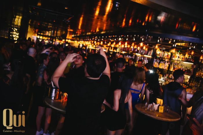 Không gian sang trọng với quầy bar đẳng cấp tại QUI