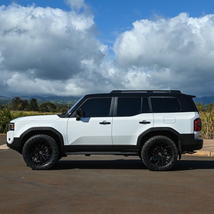 white-and-black-lifted-toyota-land-cruiser-looks-like-an-off-road-stormtrooper-on-22s_6.jpg