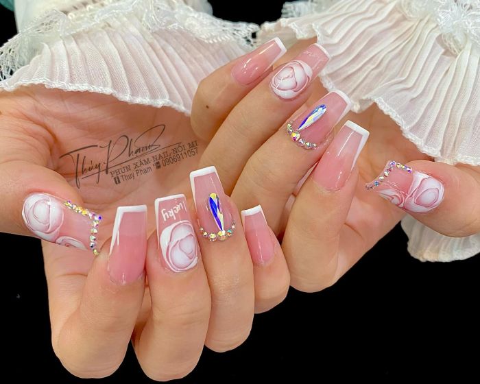 Học viên thực hành kỹ thuật nail chuyên sâu tại Thúy Nail
