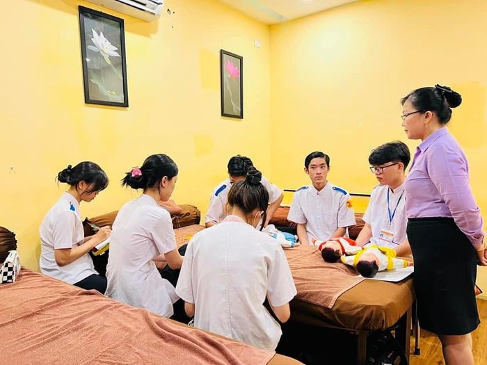 [Hình ảnh ấn tượng] Trường Cao đẳng Viễn Đông - Không gian học tập hiện đại giữa lòng Công viên phần mềm Quang Trung, nơi ươm mầm những tài năng trẻ đầy sáng tạo.