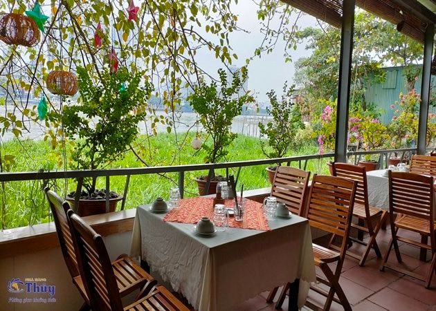 Nhà hàng Thủy mang đến không gian tĩnh lặng, tách biệt hoàn toàn khỏi nhịp sống hối hả, là nơi lý tưởng để bạn thư giãn và tìm lại sự bình yên trong những ngày cuối tuần.