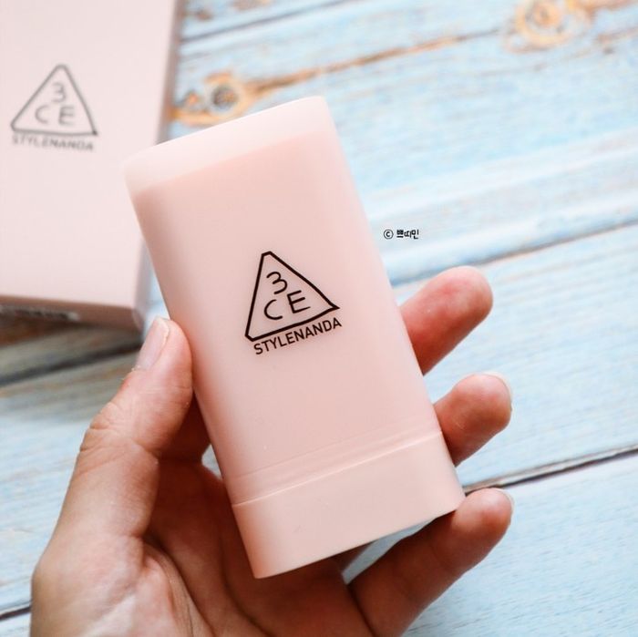 Kem Chống Nắng 3CE Primer Sun Stick - Ảnh minh họa 2: Thiết kế dạng thỏi sang trọng với chất kem trong suốt, dễ dàng thẩm thấu chỉ sau vài giây thoa