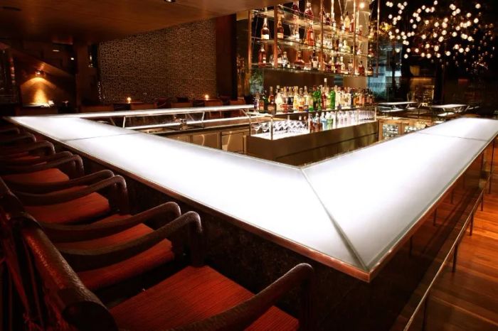Góc quầy bar tinh tế với ánh đèn vàng ấm áp tại Martini Bar