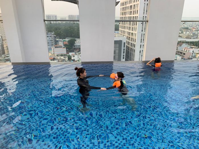 Sun Swimming - Khoảnh khắc vàng trong lớp học bơi (Hình 1)