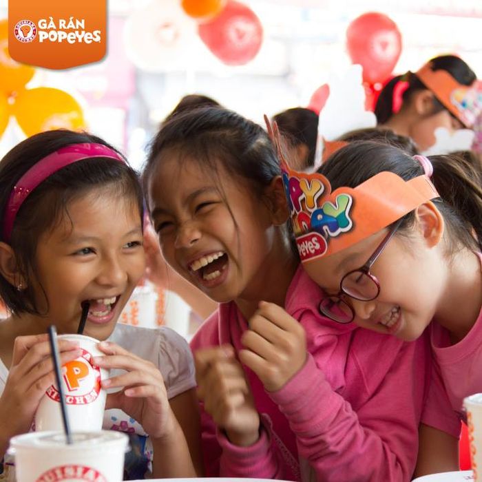 Khoảnh khắc vui vẻ trong bữa tiệc sinh nhật tại Popeyes