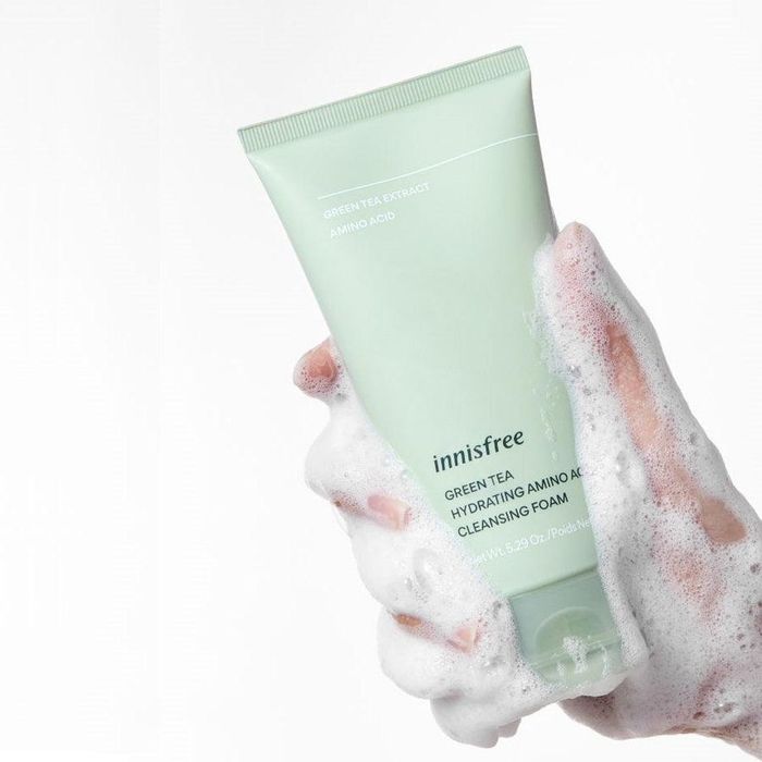 Ảnh minh họa Innisfree Green Tea Cleanser - Kết cấu bọt mịn màng và hương thơm dịu nhẹ