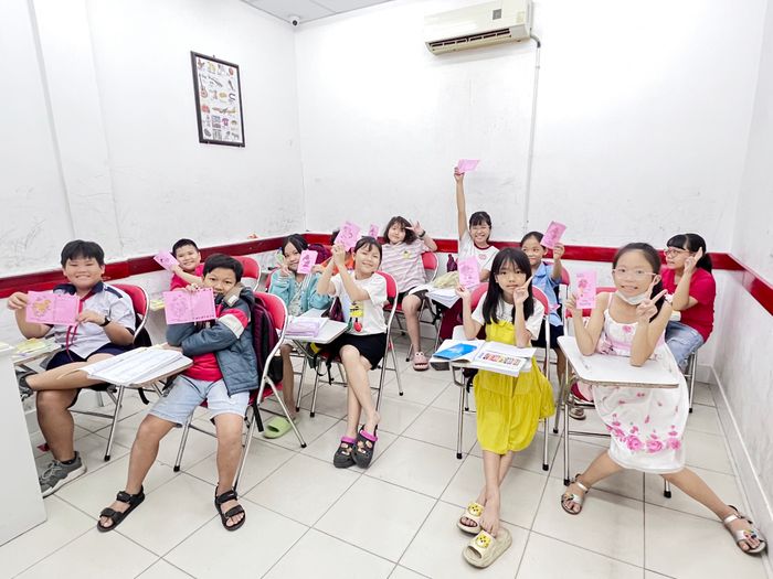 Giờ học tương tác sôi nổi tại Anh Ngữ Hoàng Gia