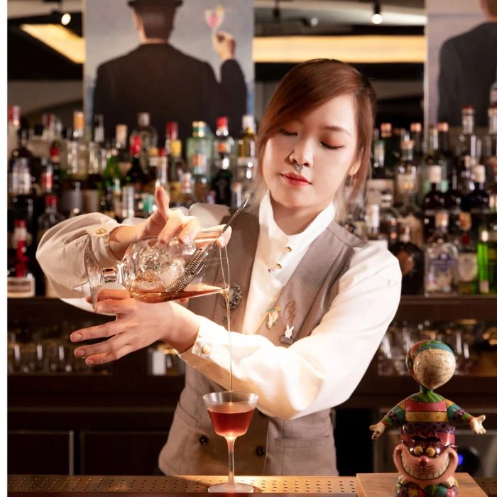 Quầy bar sang trọng với dãy rượu quý hiếm tại Rabbit Hole
