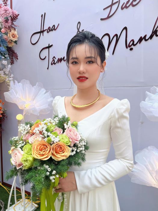 Học viên thực hành kỹ thuật make up chuyên nghiệp tại Linh Lan Makeup