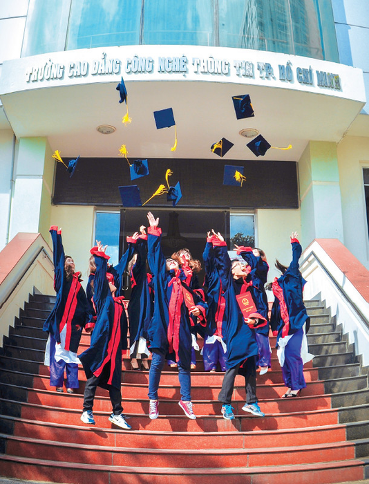 Hình ảnh khuôn viên xanh mát và cơ sở vật chất hiện đại tại ITC