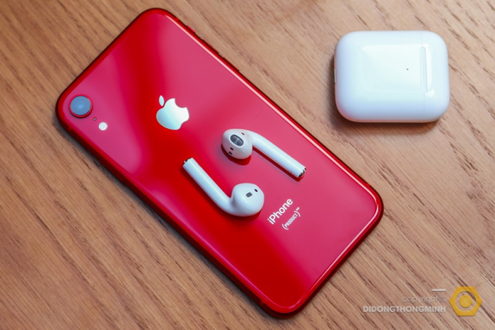 Không gian trưng bày AirPods chính hãng tại Di Động Thông Minh