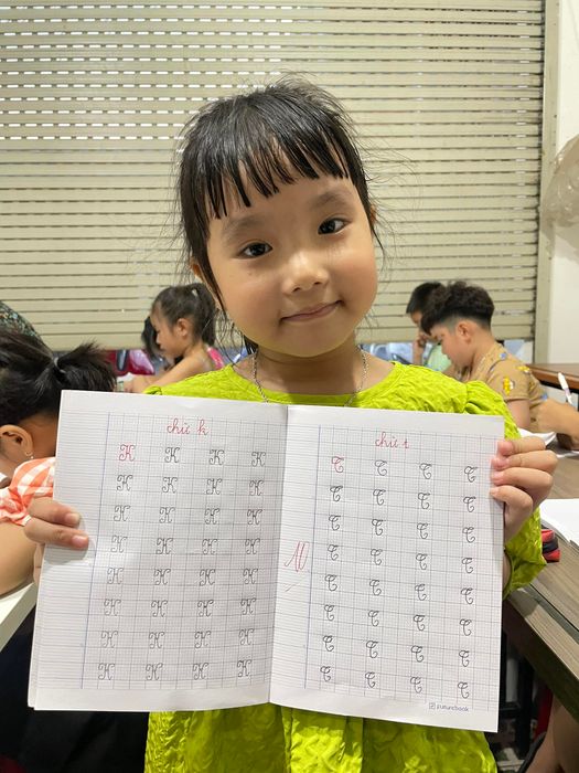 Bộ sưu tập hình ảnh đặc sắc tại Luyện Chữ Ngọc Ly - Ảnh 2: Khoảnh khắc tỉ mỉ uốn nắn từng nét chữ hoa