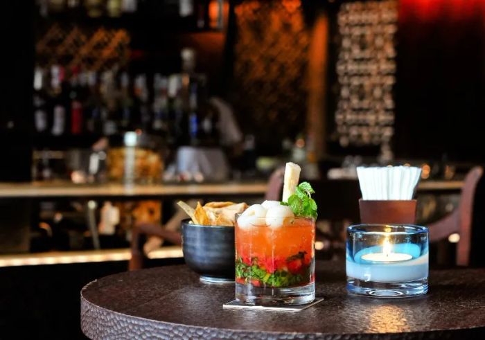 Quầy bar sang trọng với những ly cocktail nghệ thuật tại Martini Bar