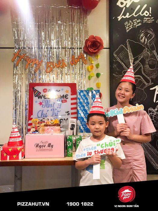 Khoảnh khắc ấm áp trong tiệc sinh nhật tại Pizza Hut