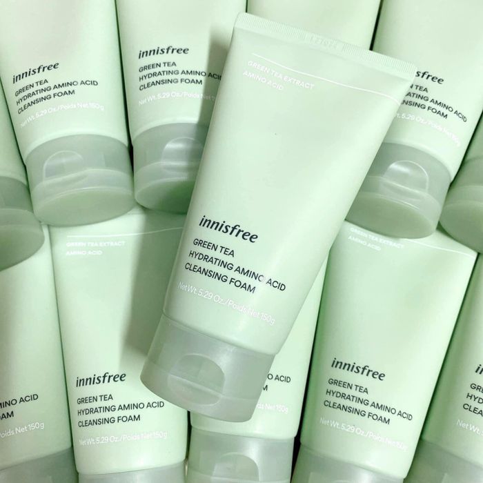 Hình ảnh thực tế Innisfree Green Tea Cleanser - Bao bì xanh lá đặc trưng với họa tiết lá trà tinh tế