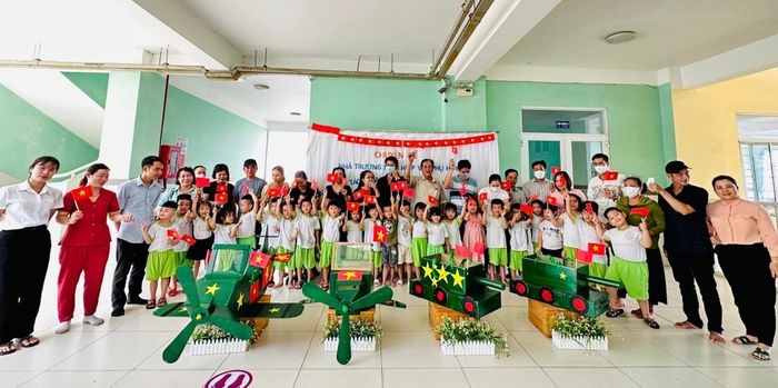 Khuôn viên xanh mát với sân chơi rộng rãi tại Trường Mầm non Mạ Non