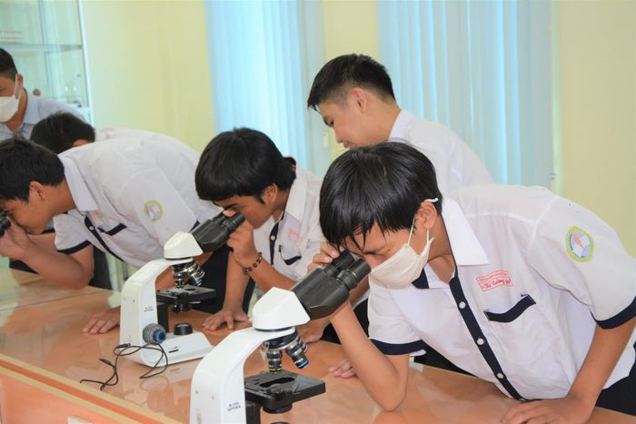 [Hình ảnh ấn tượng] Trường Cao đẳng Lê Quý Đôn - Cơ sở vật chất hiện đại với phòng thực hành đạt chuẩn, xưởng thực tập chuyên nghiệp phục vụ đào tạo đa ngành nghề chất lượng cao.