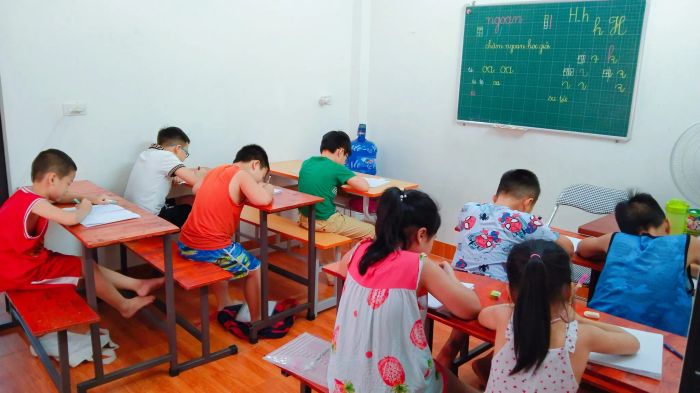 Hình ảnh lớp học tại Cô Hoa Luyện Chữ