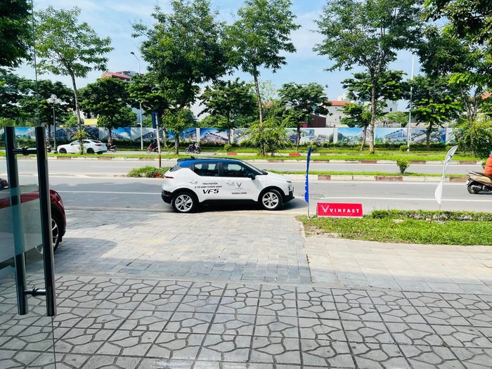 Hình ảnh trưng bày xe tại VinFast Chevrolet Thăng Long