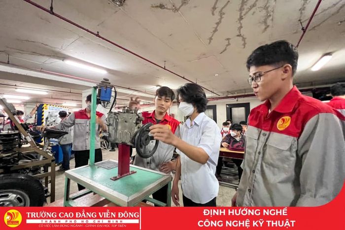 [Hình ảnh nổi bật] Trường Cao đẳng Viễn Đông - Tòa nhà hiện đại giữa lòng Công viên phần mềm Quang Trung, biểu tượng của sự kết hợp hài hòa giữa giáo dục và công nghệ.