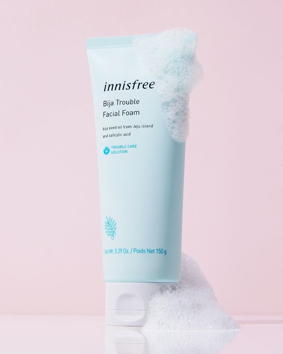 Hình ảnh thực tế Innisfree Bija Trouble Facial Foam - Thiết kế tối giản với tông xanh dịu mắt