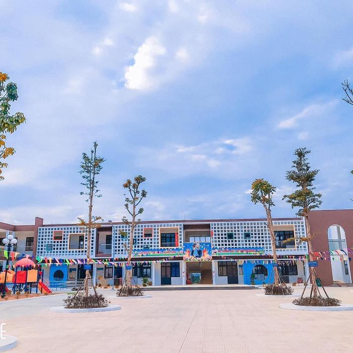 Khuôn viên xanh mát với sân chơi rộng rãi tại Trường Mầm Non Phú Cát
