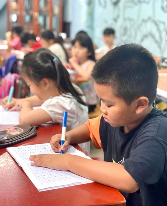 Hình ảnh học viên đạt giải tại cuộc thi viết chữ đẹp của Lê Dung