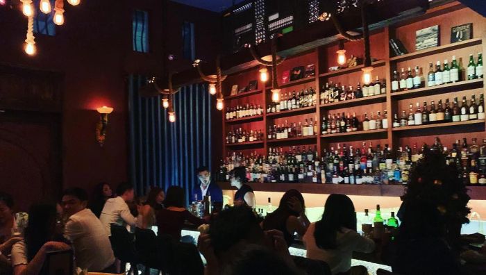 Lối vào độc đáo qua cửa máy ATM tại The ATM Cocktail Bar & Kitchen