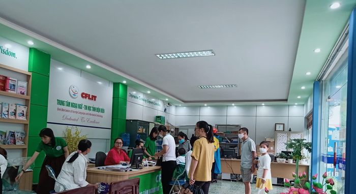 Hình ảnh giảng viên bản ngữ tương tác cùng học viên tại trung tâm