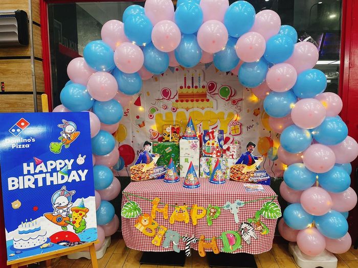 Khoảnh khắc vui vẻ trong bữa tiệc sinh nhật tại Domino's