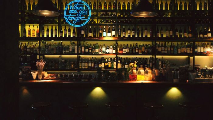 Quầy bar sang trọng với những ly cocktail nghệ thuật tại Layla