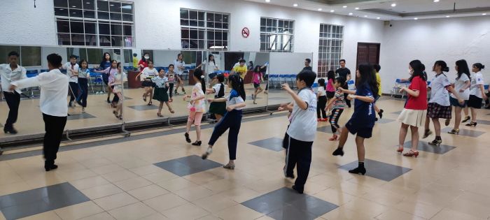 Hình ảnh lớp học tràn đầy năng lượng tại CLB Khiêu Vũ Cung Văn Hóa