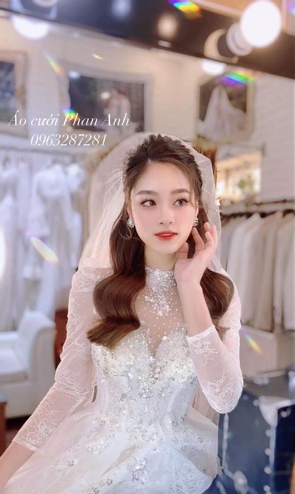Học viên thực hành kỹ thuật trang điểm cô dâu cao cấp tại Áo cưới Phan Anh