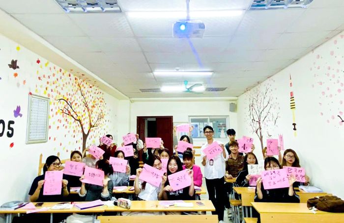 [Hình ảnh ấn tượng] Trường Cao đẳng Công nghệ Bách khoa Hà Nội - Tòa nhà hiện đại với kiến trúc xanh, không gian học tập lý tưởng kết hợp giữa công nghệ và thiên nhiên.