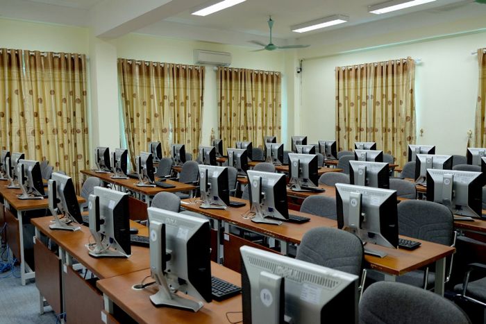 Khuôn viên rộng 50.000m² tại Cao đẳng Công nghệ và Thương mại Hà Nội