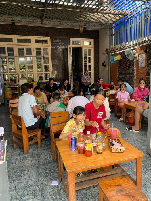 Không gian ấm cúng đậm chất gia đình tại Bánh Mì Chảo 211 (Ảnh 1)