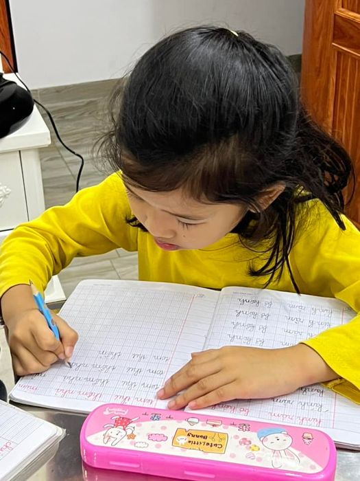 Hình ảnh thực tế lớp học tại Luyện chữ đẹp Thuỷ Tiên - Nơi ươm mầm tài năng viết