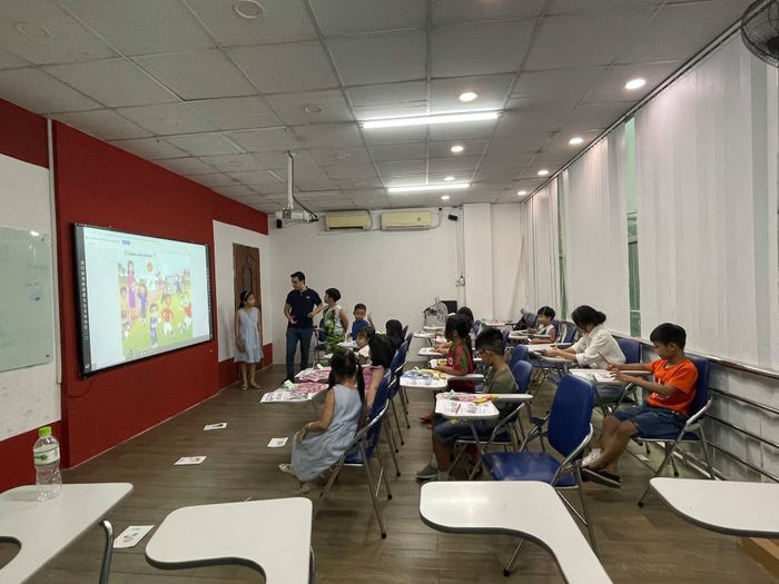Hoạt động tương tác thực tế tại lớp học Bắc Mỹ English