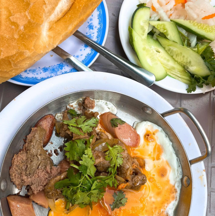 Khoảnh khắc vàng tại quán Bánh mì chảo Như Ý