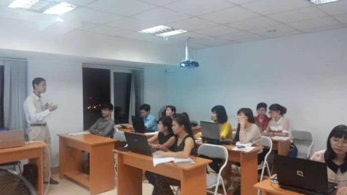 Giờ học thực hành tại phòng máy tính Trung tâm Đại học Kinh tế Nghệ An