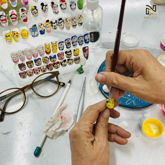 Học viên thực hành kỹ thuật nail chuyên nghiệp tại N Club Nail Academy