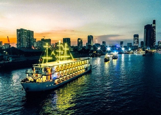 Nhà hàng Du Thuyền Đông Dương – Indochina Junk là một trong những địa điểm bên sông Sài Gòn độc đáo, mang đậm dấu ấn hoài cổ, là sự lựa chọn lý tưởng cho những ai muốn trải nghiệm không gian thưởng thức ẩm thực đầy lãng mạn.