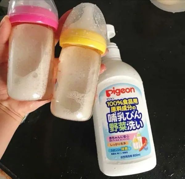 Khám phá nước rửa bình sữa Pigeon qua hình ảnh chân thực - sản phẩm tin cậy của mẹ Việt.